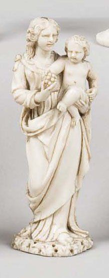 null STATUETTE en ivoire représentant la Vierge à l'Enfant Jésus tenant une grappe...
