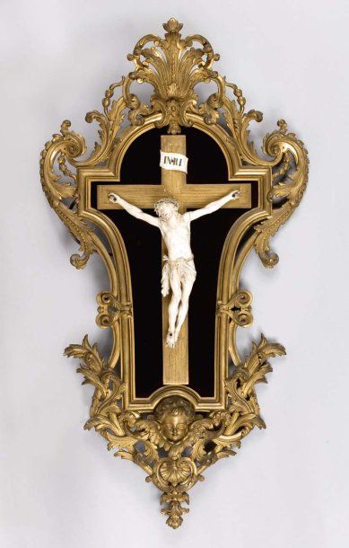null IMPORTANT CHRIST en ivoire sculpté sur une croix en bois doré. Dans un cadre...