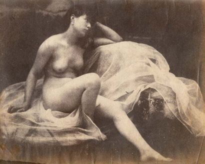 null Nu féminin sur des voiles, c. 1890. Tirage albuminé. 16 x 20,5 cm. Bibliographie...
