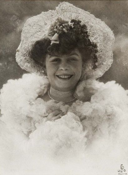 Emile Constant Puyo (1857-1933) Portrait de jeune femme, c. 1900. Gomme bichromatée...
