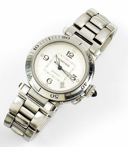 CARTIER «Pasha» Bracelet-montre en acier, cadran blanc à chiffres arabes, date, trotteuse...
