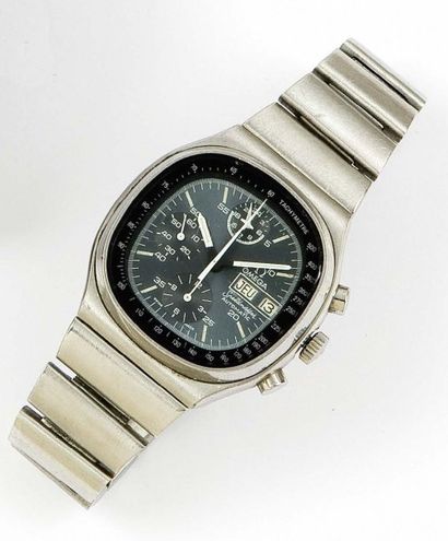 OMEGA «Speedmaster» Bracelet-montre chronographe en acier, cadran noir à 3 compteurs,...