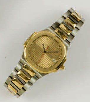 PATEK PHILIPPE Nautilus Bracelet-montre en or jaune et acier, cadran or, date, mouvement...