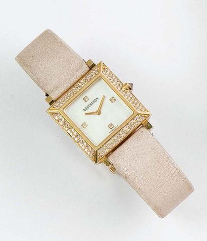 BOUCHERON Montre de poignet de dame en or jaune, cadran nacre, les index sertis de...