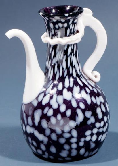 Espagne Petit pichet en verre violet tacheté de blanc Espagne, XVIIe siècle H. 14...