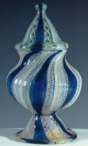 Espagne Vase couvert à décor de large fili bleus et retortoli blanc Façon de Venise,...