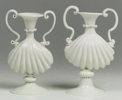 VENISE ITALIE Rare paire de vases à deux anses dont le corps est moulé en forme de...