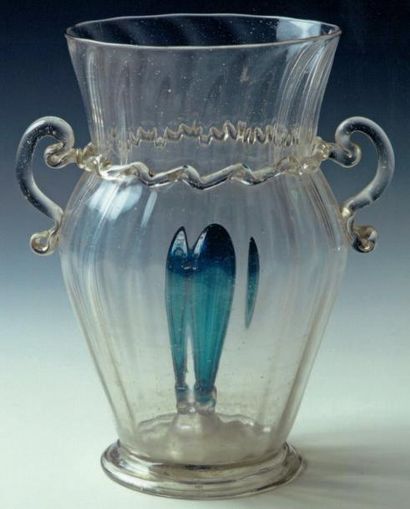 VENISE ITALIE Vase «à facéties» à deux anses et à corps facetté dans lequel se trouve...