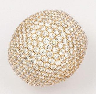 null Bague «Boule» en or jaune entièrement pavée de diamants taillés en brillant....