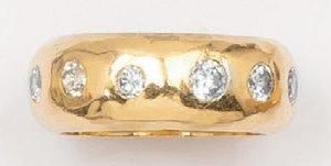 null Large anneau en or jaune martelé serti de douze diamants taillés en brillant....