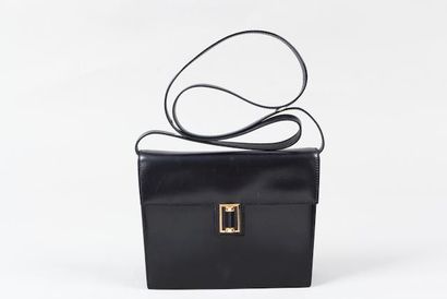 GUCCI Petit sac en cuir noir, rabat sur piton pivotant en métal doré, anse bandoulière...