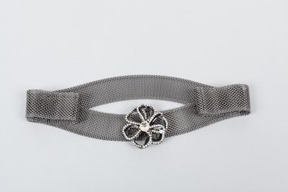 CHANEL Ceinture paillasson en acier vieilli, boucle strassé émaillée noire figurant...