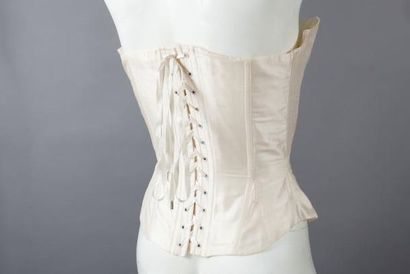 CHLOE Corset en soie sable, effet de lacets sur le buste, crochets au dos.