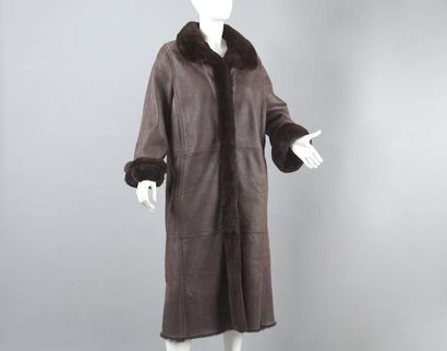 null Long manteau en peaux lainée marron, petit col simple boutonnage, revers de...