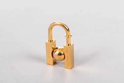 HERMES Paris made in France année 2001 Porte clefs en métal doré figurant un H titré...