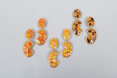CHLOE Lot composé de trois paires de clips d'oreilles en métal doré à motifs géométriques...
