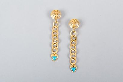 CHANEL Paire de pendants d'oreilles en métal doré à maillon ovale retenant un motif...