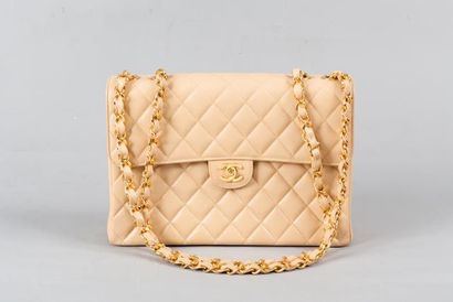 CHANEL Sac "Jumbo" 30 cm en cuir grené matelassé beige, fermoir siglé en laiton doré...