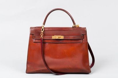 HERMES Paris Sac "Kelly" 32 cm en cuir patiné marron-bordeaux, attaches et fermoir...