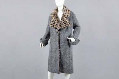 FENDI Manteau en laine bouclette chiné anthracite, rehaussé de fils d'argent, important...