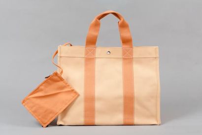 HERMÈS Paris made in France Sac "Toto bag" grand modèle en toile abricot, fermeture...