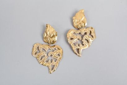 Yves Saint LAURENT Paire de clips d'oreilles figurant une fleur en métal doré émaillé...