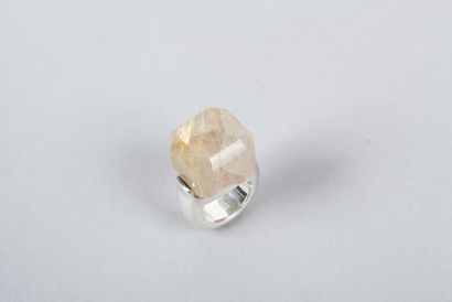 CHANEL Large anneau en argent surmonté d'un quartz facetté. Taille 53. Poids brut:...