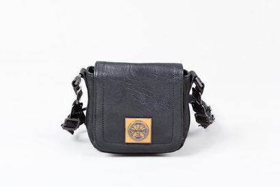 Tory BURCH Pochette en cuir noir, fermeture aimantée sur rabat agrémenté d'un sigle...