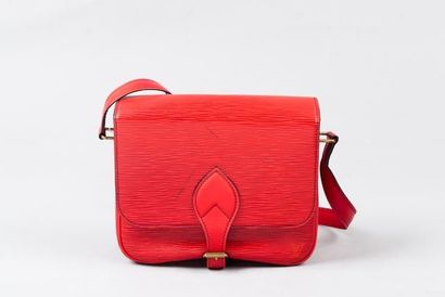 LOUIS VUITTON Sac "Cartouchière" en cuir épi rouge, fermeture sur rabat pattes de...