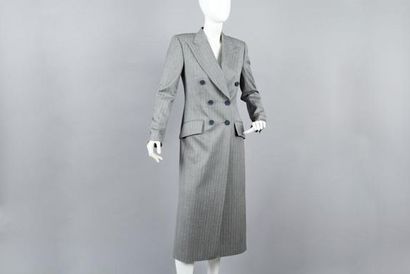 CHLOÉ circa 1990 Manteau en lainage gris à motif chevrons, col tailleur, double boutonnage,...