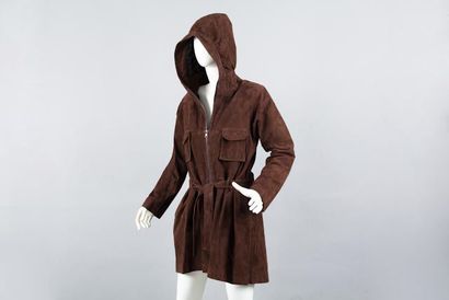 FAHMI Design Duffle-coat en daim marron , devant zippé, deux poches poitrine, effet...