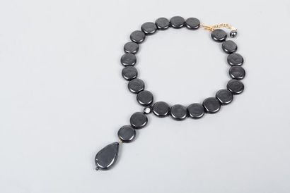 CHANEL Collier en perle ovale à l'imitation magnétite retenant une perle goutte.