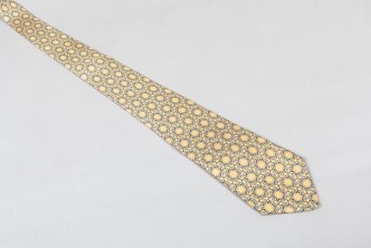 VERSACE, HERMES Paris made in France Lot comprenant deux cravates en soie imprimée,...