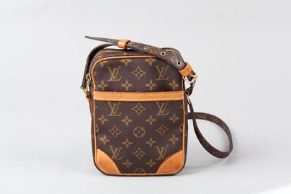 LOUIS VUITTON Pochette "Danube" en toile monogram et cuir naturel, fermeture éclair,...