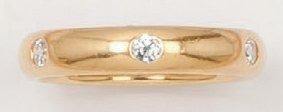 CARTIER Alliance en or jaune ornée de six diamants taillés en brillant. Signée Cartier....