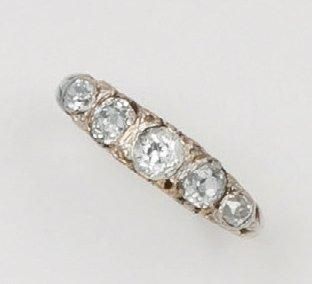 null Bague «jarretière» en or gris ornée de cinq diamants taillés en brillant. P. 3...