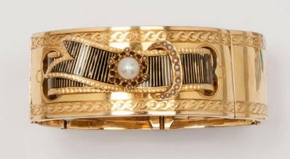 null Bracelet articulé en or jaune ciselé orné d'un motif ruban émaillé noir serti...