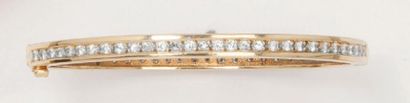 null Bracelet jonc ouvrant en or jaune entièrement sertis de diamants taillés en...
