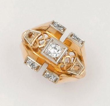 null Bague en platine et or jaune à décor ajouré ornée d'un diamant bordé de 4 motifs...