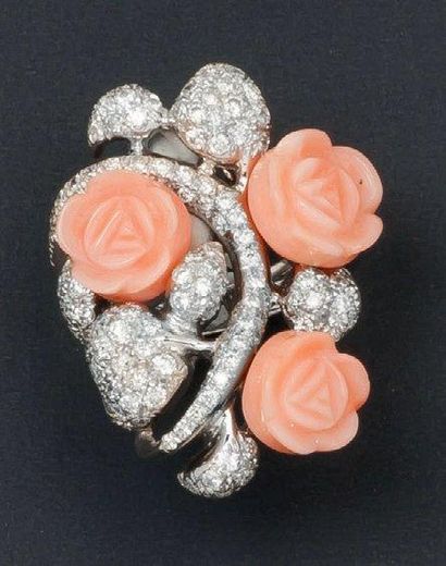 null Bague «Fleur» en or gris à décor de rose en corail bordé de pavage de diamants...