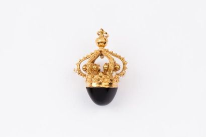 null Pendentif «couronne» en or jaune orné d’un cabochon d’onyx et de perles. P....