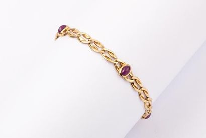 null Bracelet articulé en or jaune orné de rubis cabochon. P. 12,4 g.