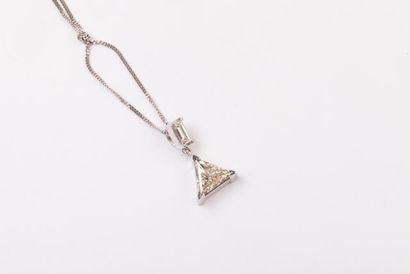 null Chaîne et pendentif en or gris orné d’un diamant «triangle» surmonté d’un diamant...