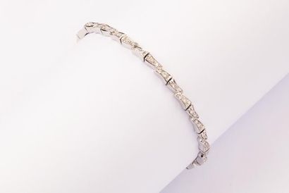 null Bracelet «vague» en or gris orné de diamants taillés en brillant. P. 12,1 g