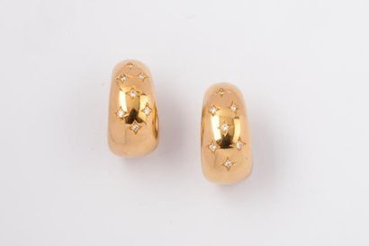 null Paire de Boucles d’oreilles en or jaune ornées chacune de diamants taillés en...