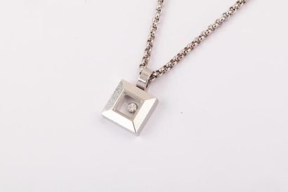 CHOPARD - « Happy Diamonds» Chaîne et pendentif en or gris orné d’un diamant mobile....