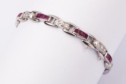 null Bracelet articulé en platine orné de rubis calibrés alternés de diamants taillés...