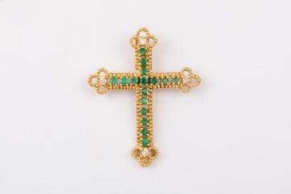 Pendentif «croix» en or jaune orné d’émeraudes...
