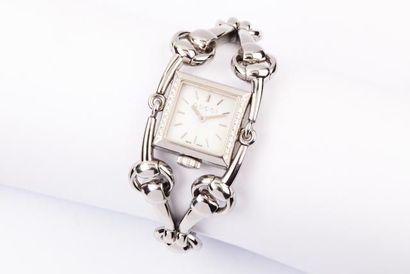 GUCCI Bracelet montre de dame en acier, la lunette sertie de diamants taillés en...