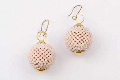 null Paire de pendants d’oreilles en or jaune ornés chacun de boules de corail blanc...